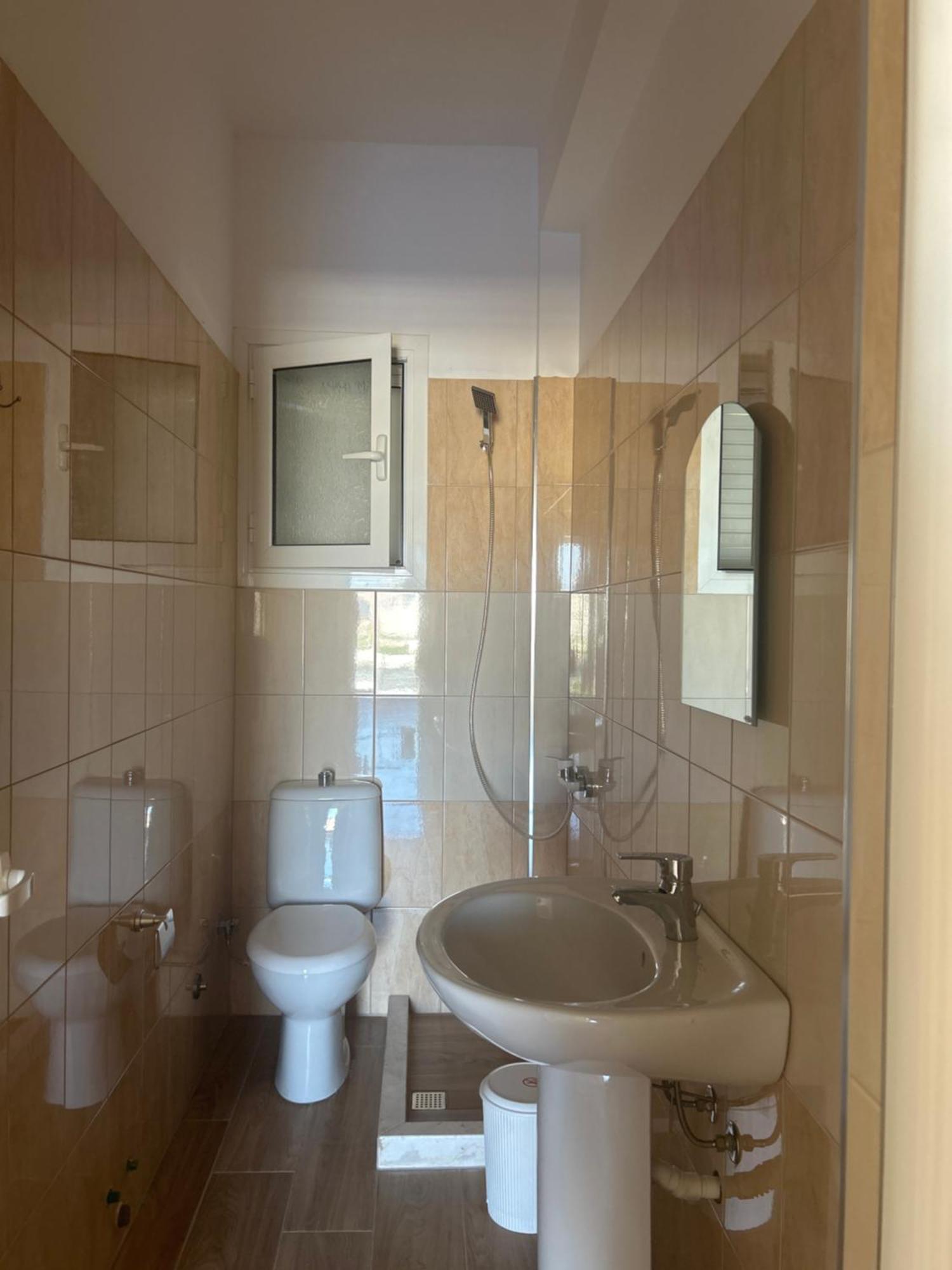 Rest House Vlore Bagian luar foto